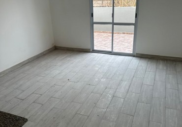 P.H.. dos ambientes a la calle con balcon terraza + balcon saliente al contrafrente. Reciclado. Zona: Don Bosco