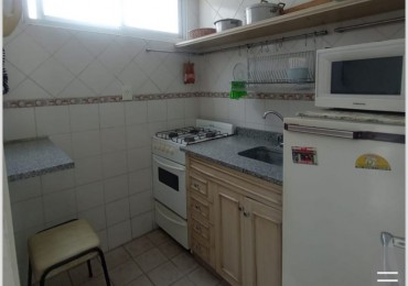 Departamento dos ambientes a la calle con balcon saliente. estado original. Amoblado. Zona Aldrey