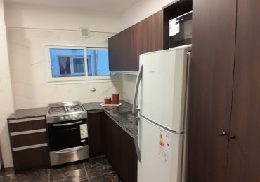 Departamento dos ambientes con dependencia a la calle con balcon saliente y espacio de cochera. Reciclado y amoblado. Centro