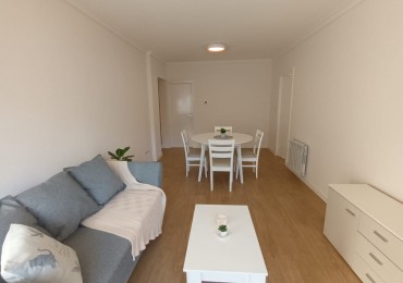 Departamento tres ambientes a la calle con balcon saliente y cochera. Reciclado y amoblado. Zona: Centro