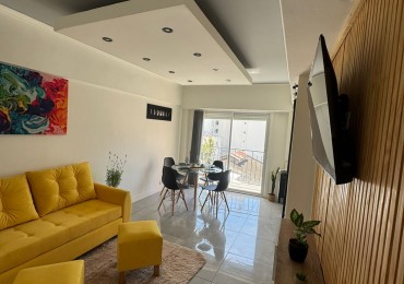 Deartamento tres ambientes a la calle con balcon saliente. Reciclado y amoblado.