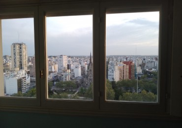 Departamento dos ambientes a externo con balcon saliente y vista panoramica a la Plaza España, estado original. Perla