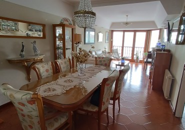 Departamento tres ambientes a la calle con balcon saliente, cochera cubierta. Muy buen estado. Zona: Aldrey