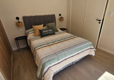 Departamento dos ambientes a la calle con balcon terraza. Reciclado y amoblado. Macrocentro