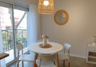 Dearamento un ambiente a la calle con balcon saliente. Reciclado y amoblado. Zona: Macrocentro