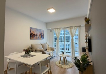 Departamento dos ambientes a la calle con balcon saliente. Reciclado y amoblado.