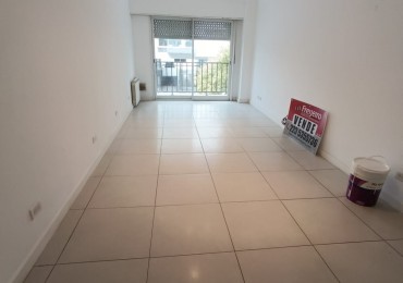 Departamento a la calle con balcon saliente, cochera fija y patio. Muy buen estado. Zona: Aldrey