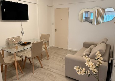 Departamento un ambiene y medio a la calle con balcon saliente. Reciclado y amoblado. Aldrey