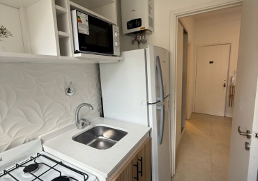 Departamento un ambiente a la calle con balcon saliente. reciclado y amooblado. Zona: centro