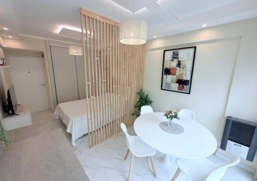 Departamento un ambiente a la calle con balcion saliente. Reciclado y amoblado.