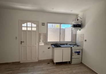 Duplex tres ambientes al contrafrente con patio. Recciclado. Zona Villa Primera