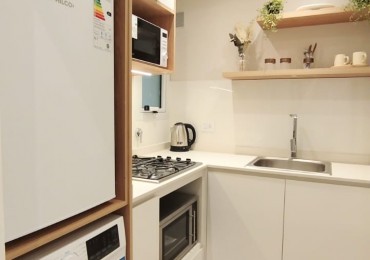 Departaemnto un ambiente a la calle con balcon saliente. Reciclado y amoblado.