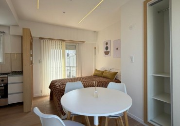 Departamento un ambiente a la aclle con balcon aterrazado. Reciclado y amoblado.