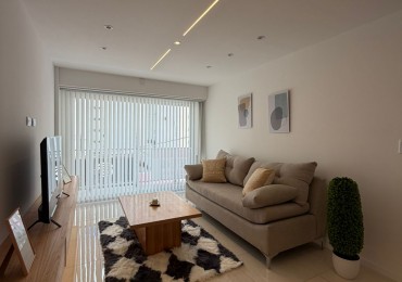 Departamento tres ambientes con dependencia a la calle con balcon. Reciclado y amoblado. Zona: Centro