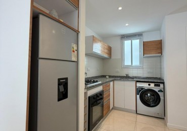 Departamento tres ambientes a la calle con balcon saliente, Reciclado y amoblado. Centro