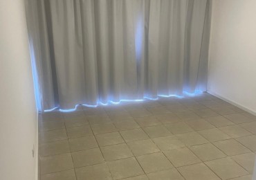 Departamento dos ambientes a la calle con balcon corrido, vista panoramica y lateral al mar. Reciclado