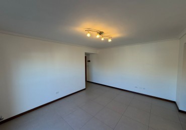 Departamento dos ambientes a la calle con balcon corrido aterrazadon y cochera fija. Muy buen estado. Zona: Macrocentro