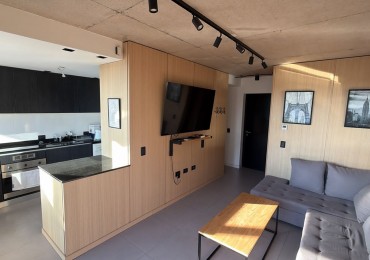 Departamento de tres ambientes al contrafrente con balcon saliente y vista abierta, cochera y terraza propia. Tres años antiguedad