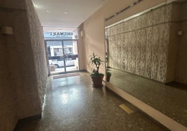 Departamento dos ambientes invertido con balcon saliente, Reciclado. Zona: Aldrey