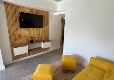 Departamento tres ambientes a la calle con balcon saliente. Reciclado y amoblado. Zona Macrocentro