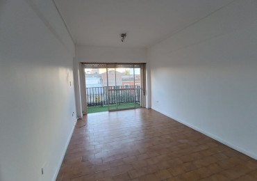 ALQUILER 24 MESES!!! DEPARTAMENTO TRES AMBIENTES A LA CALLE CON BALCON SALIENTE. MUY BUEN ESTADO. MACROCENTRO