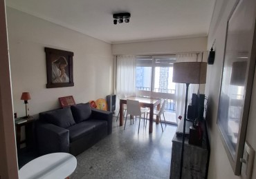 Departamento 2 ambientes a la calle con balcon saliente. Centro