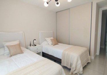 Departamento en semipiso de tres ambientes a la calle con balcon saliente. Macrocentro