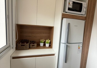 Departamento unico en el piso de tres ambientes con dependenciaa la calle cn balcon terraza. Reciclado y amoblado. Zona: centro