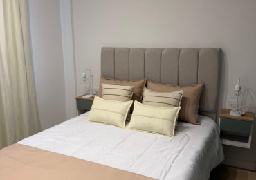 Departamento un ambiente con ventanal. Reciclado y amoblado. Centro