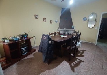P.H. de tres ambientes al frente, totalmente independiente con garage. Estado original. Las Avenidas