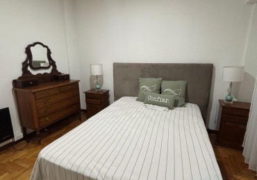 Departamento dos ambientes con cochera.Muy buen estado original. Zona: Aldrey