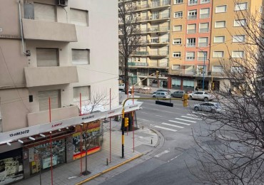 Departamento dos ambientes con dependencia a la calle con balcon saliente. Reciclado y amoblado. Plaza Colon