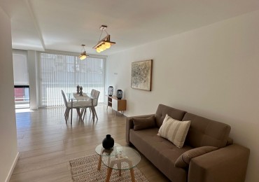 Departamento dos ambientes nuevo a la calle con balcon saliente y vista lateral al mar. Zona: Plaza Colon