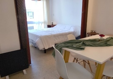 Departamento un ambiente a la calle con balcon saliente. Impecable estado. Amoblado