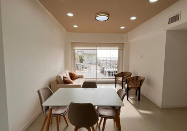 Departamento tres ambientes con balcon a la calle y vista panoramica al mar. Reciclado y amoblado.