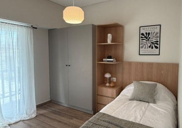 DUPLEX DE CUATRO AMBIENTES CON COCHERA PARA DOS AUTOS CHICOS. RECICLADO Y AMOBLADO.
