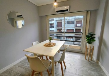 Departamento un ambiente a la calle con balcon saliente. Reciclado y amoblado