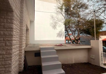 P.H. de tres ambientes a la calle con entrada independiente, garage, patio y terraza propia. Reciclado. Chauvin