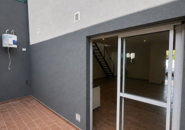 Duplex a estrenar de cuatro ambientes a la calle con entrada inependiente, jardibn y patio propio. Don Bosco