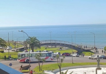 Departamento un ambiente acon vista al mar y balcon corrido a la calle. Reciclado y amoblado. Punta Iglesias