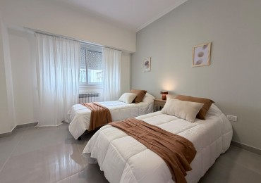 Departamento tres ambientes a la calle con dos balcones, uno aterrazado. Reciclado. Zona: Centro