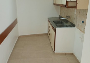 Casa de tres ambientes con garage en lote propio. Buen estado. Bo Las Avenidas