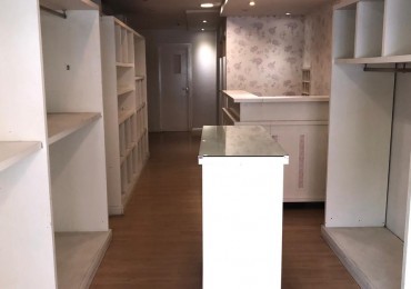 Local comercial con oficina en planta alta. Centro